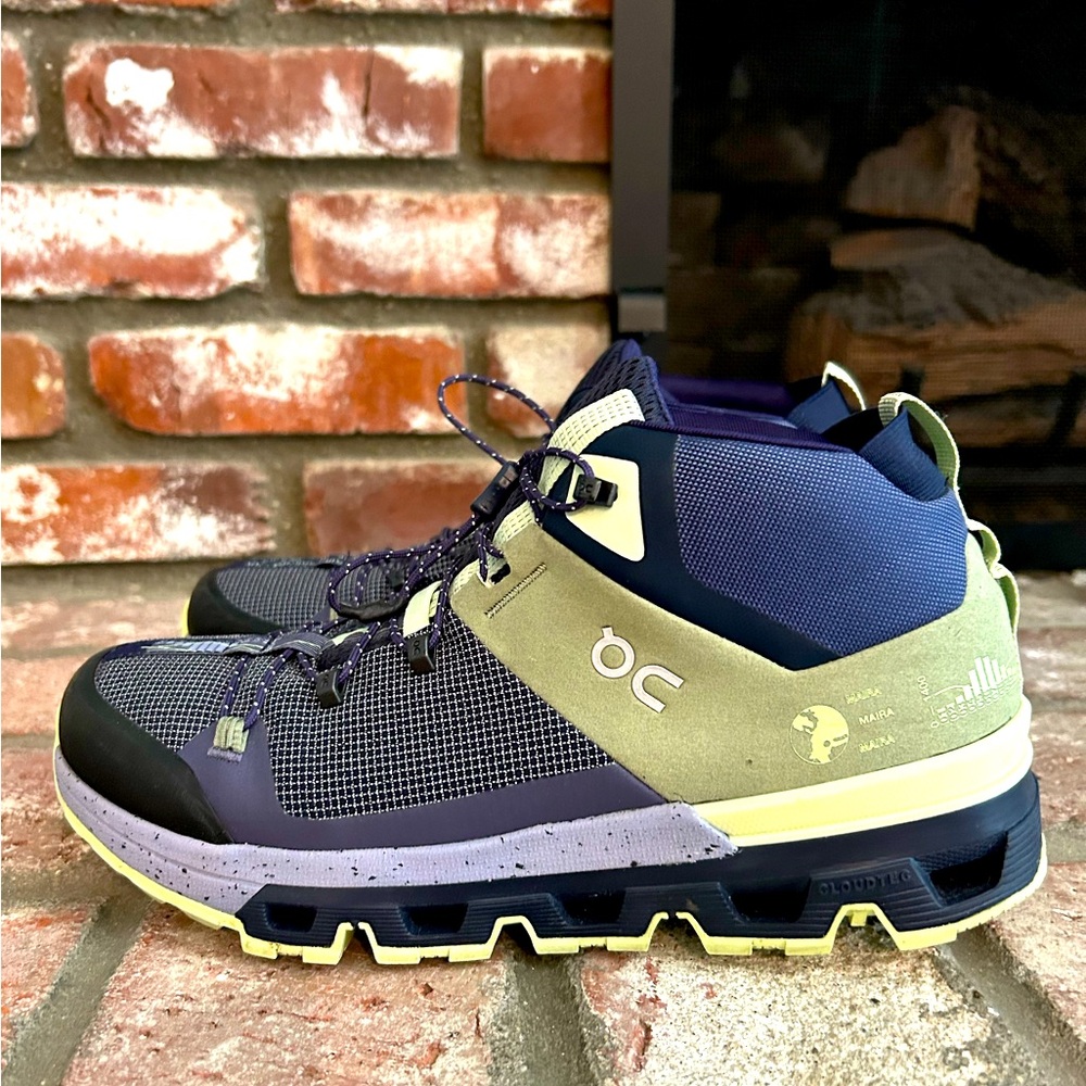 On womens Cloudtrax hiking shoes, size 9.5, preowned,excellent condition